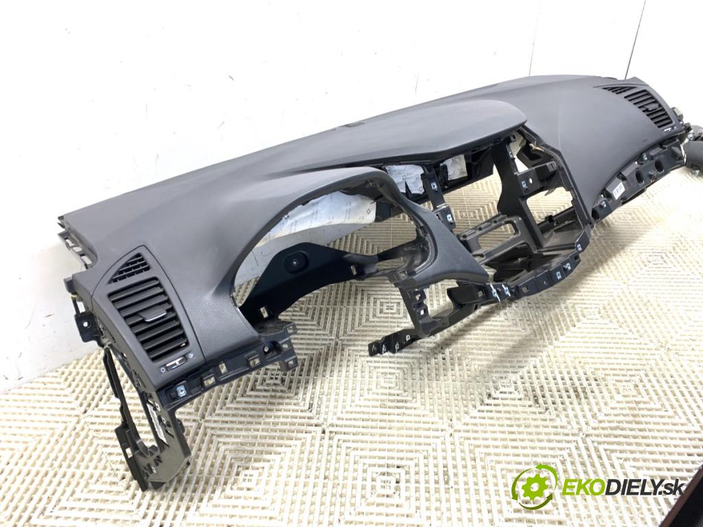 HYUNDAI i40 Kombi 2016 104 kW 1.7 CRDi 1685 Palubná doska silentbloku pasy 569003Z100RY
