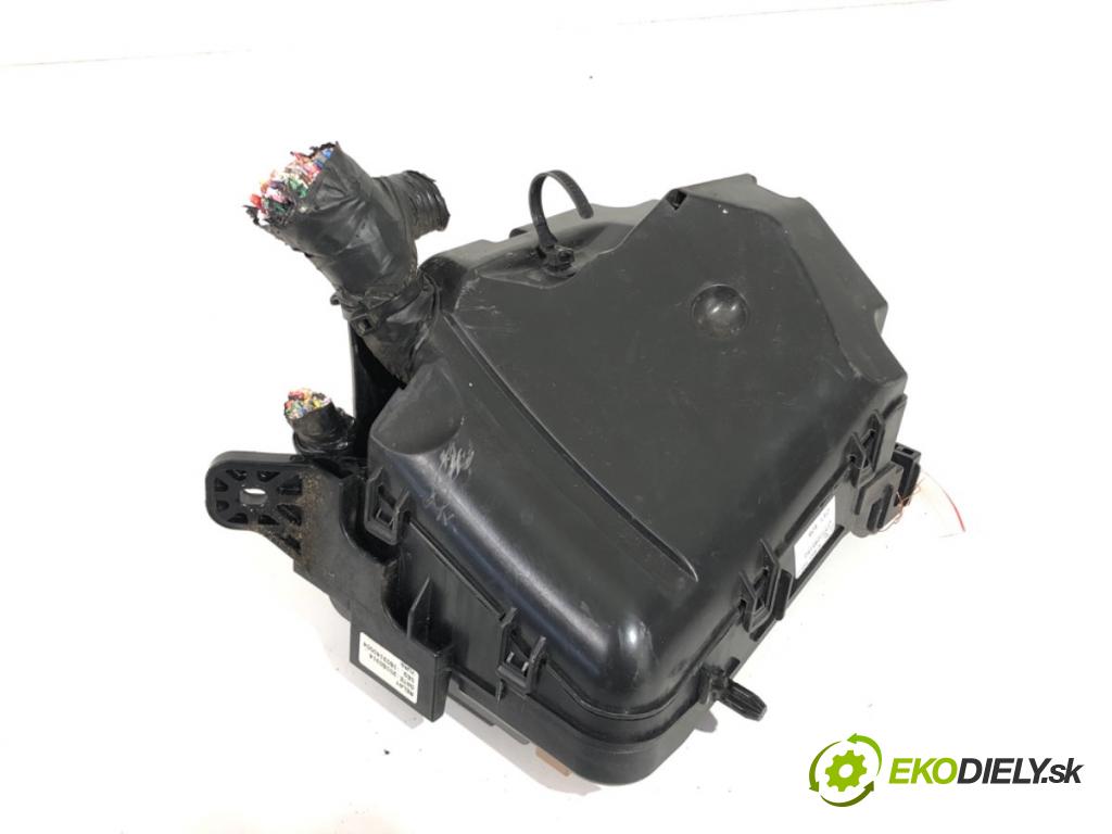 HYUNDAI i40 Kombi 2016 104 kW 1.7 CRDi 1685 Skrinka poistková 91951-3X160 (Poistková skrinka)