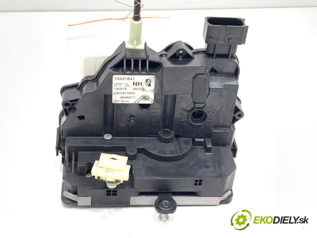 OPEL CORSA E liftback 2018 55 kW 1.4 (08, 68) 1398 zámok dveře levý přední část 13431841