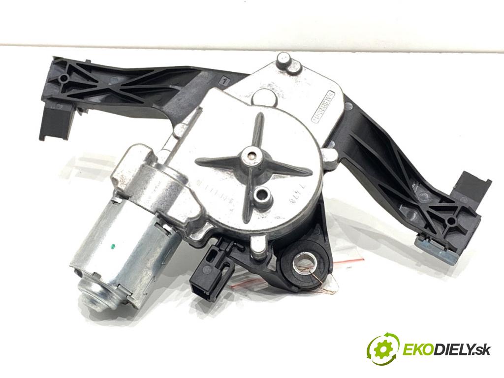 OPEL CORSA E liftback 2018 55 kW 1.4 (08, 68) 1398 Motor stieračov zad 39176498 0390205106