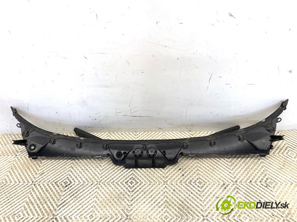 BMW F20 liftback 2012 125 kW 118 i 1598 Torpédo, plast pod čelné okno 7240680 (Torpédo (plast pod čelným sklom))