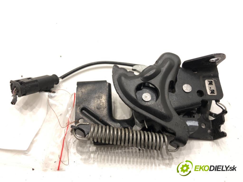 BMW F20 liftback 2012 125 kW 118 i 1598 zámok kapoty přední část levý 4895946