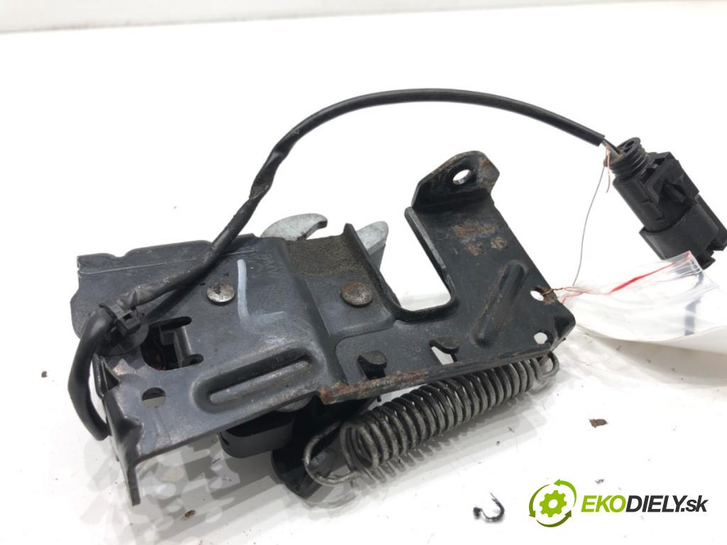 BMW F20 liftback 2012 125 kW 118 i 1598 zámok kapoty přední část levý 4895946