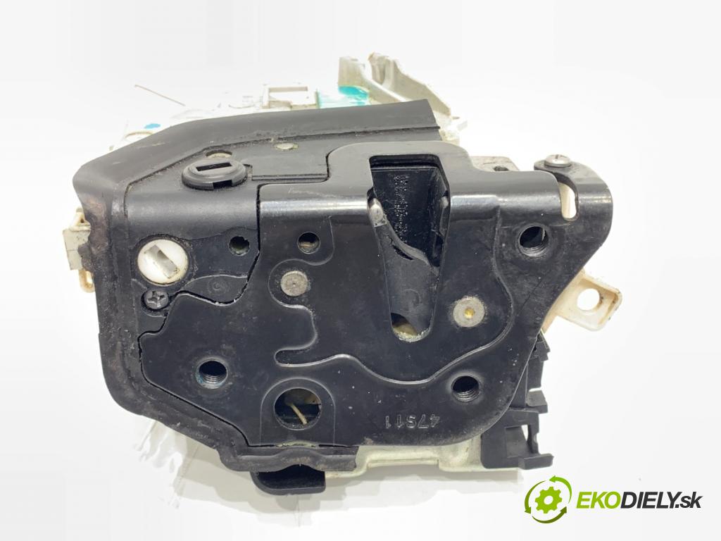 AUDI A4 B8 Kombi 2015 110 kW 2.0 TDI 1968 zámok dveře levý zadní část 8K0839015D