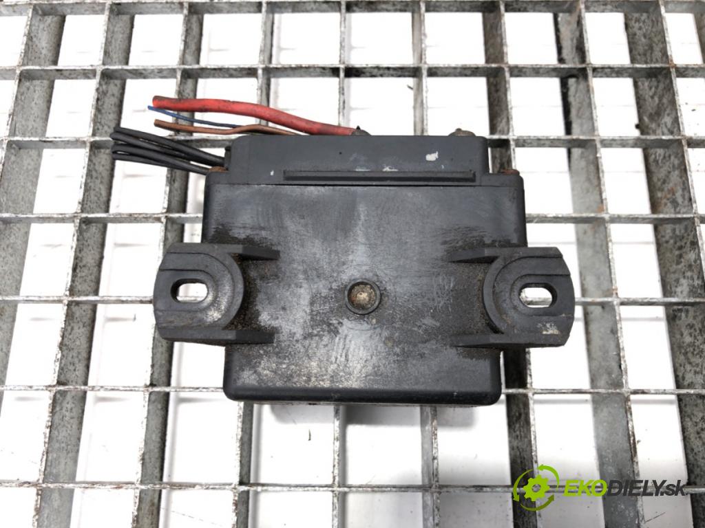 VW LT 28 35 Autobus 2001 80 kW 2.5 TDI 2461 relé sviečok žhavenia 2D0911253 (Relé)