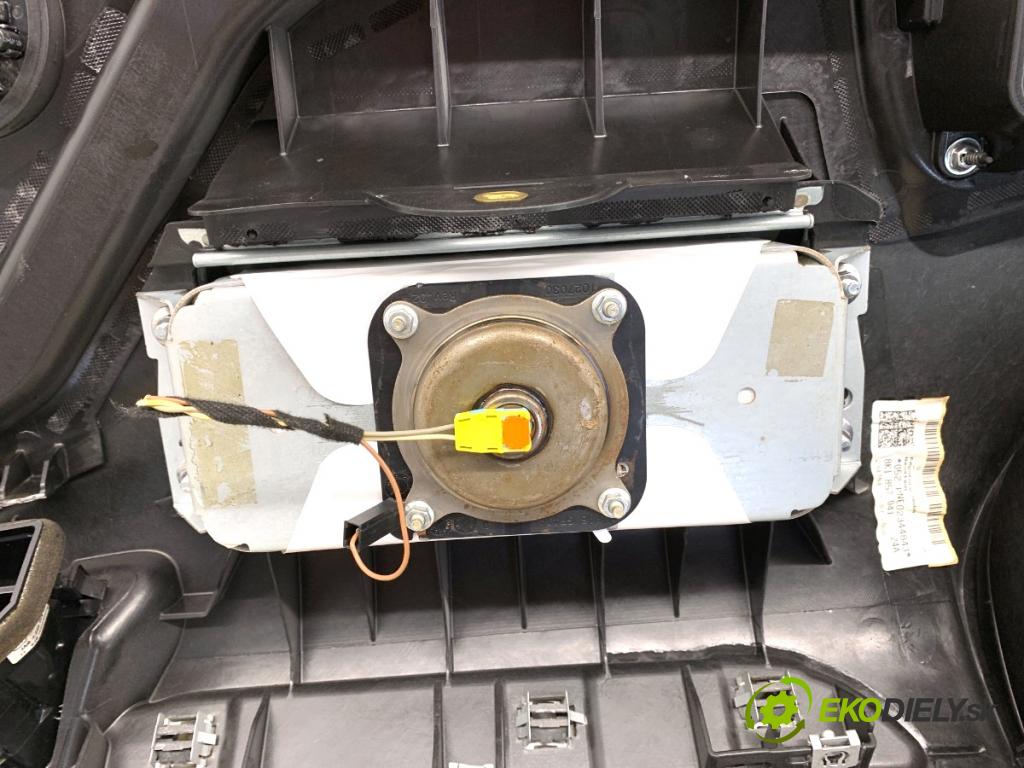 AUDI A4 B8 Kombi 2015 110 kW 2.0 TDI 1968 Palubná doska silentbloku pasy 8K1857041