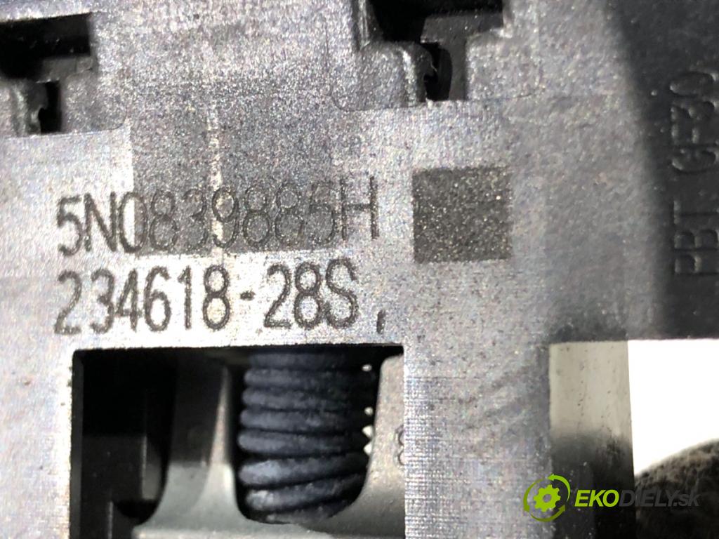 SKODA KAROQ SUV 2018 85 kW 1.6 TDI 1598 Kľučka vonkajšia ľavy zad