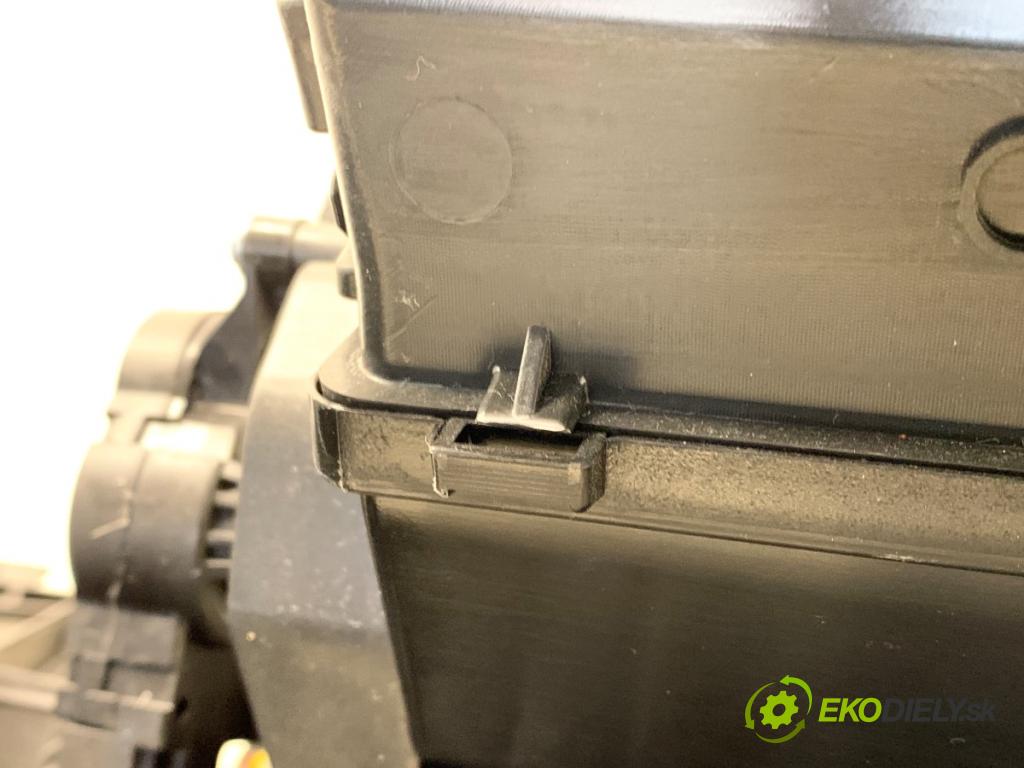 SKODA KAROQ SUV 2018 85 kW 1.6 TDI 1598 Výhrevné teleso, radiátor kúrenia komplet KOMBAJN 5Q1816005AK (Radiátor kúrenia)