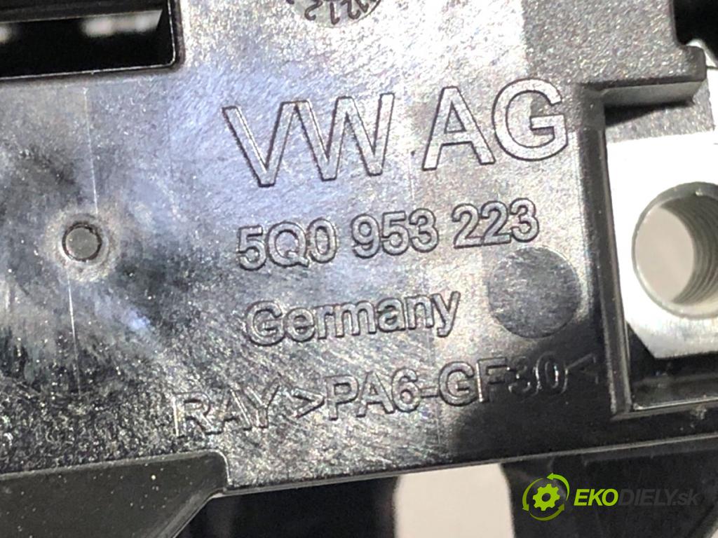 SKODA KAROQ SUV 2018 85 kW 1.6 TDI 1598 Prepínač kombinovaný 5Q0953521GE (Prepínacie páčky pod volantom)