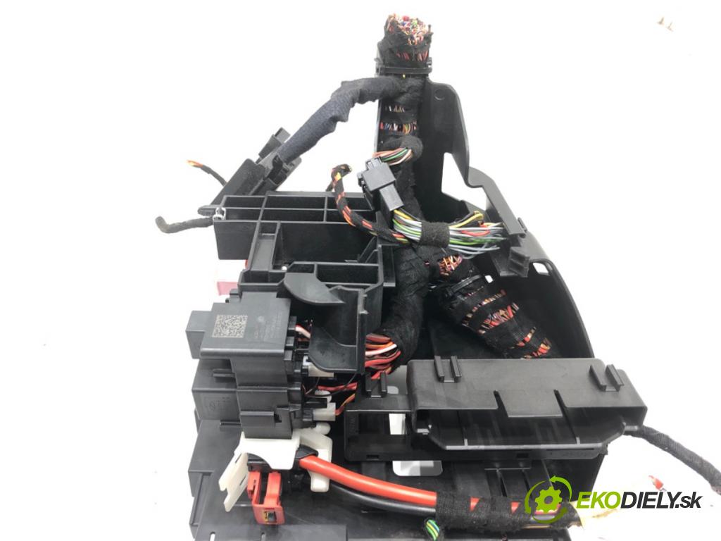 SKODA KAROQ SUV 2018 85 kW 1.6 TDI 1598 skříňka poistková 517941395B (Pojistkové skříňky)