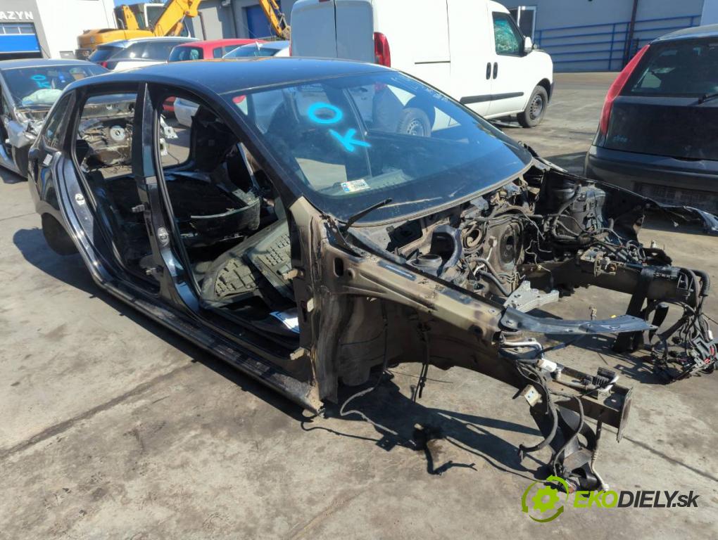 SKODA RAPID liftback 2015 55 kW 1.2 1198 KAROSERIA ČTVRŤÁK blatník zadní část levý pravý práh střecha PODŁUŻNICA levý pravý