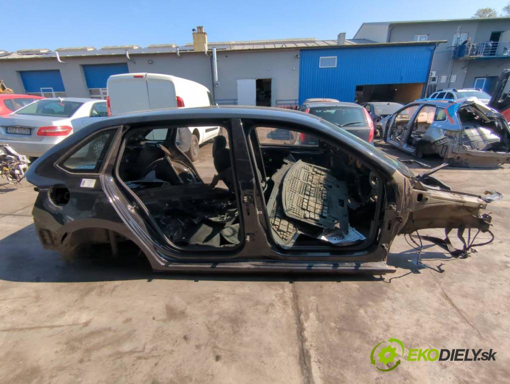 SKODA RAPID liftback 2015 55 kW 1.2 1198 KAROSERIA ČTVRŤÁK blatník zadní část levý pravý práh střecha PODŁUŻNICA levý pravý