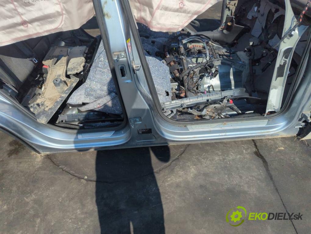 SKODA KAROQ SUV 2018 85 kW 1.6 TDI 1598 KAROSERIA ČTVRŤÁK blatník zadní část levý pravý práh střecha PODŁUŻNICA levý pravý