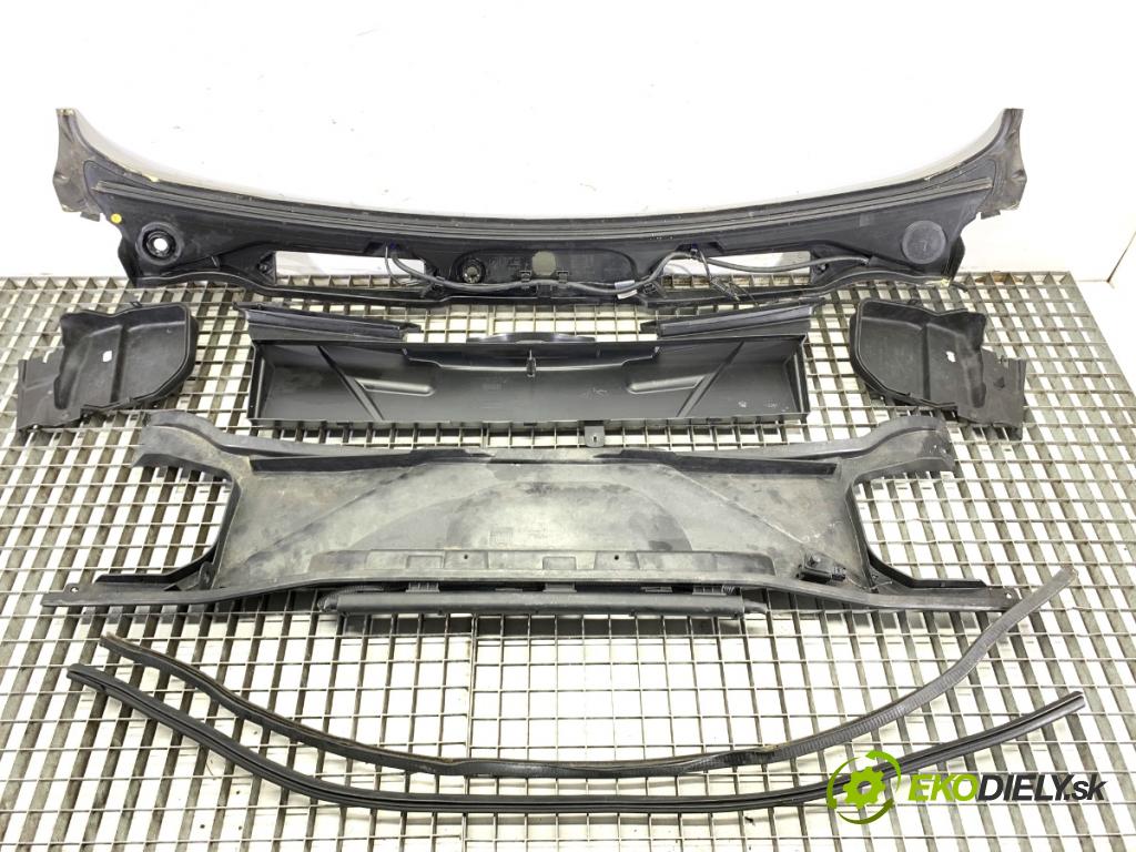 BMW E92 coupe 2009 125 kW 320 i 1995 Torpédo, plast pod čelné okno 987498-02 (Torpédo (plast pod čelným sklom))