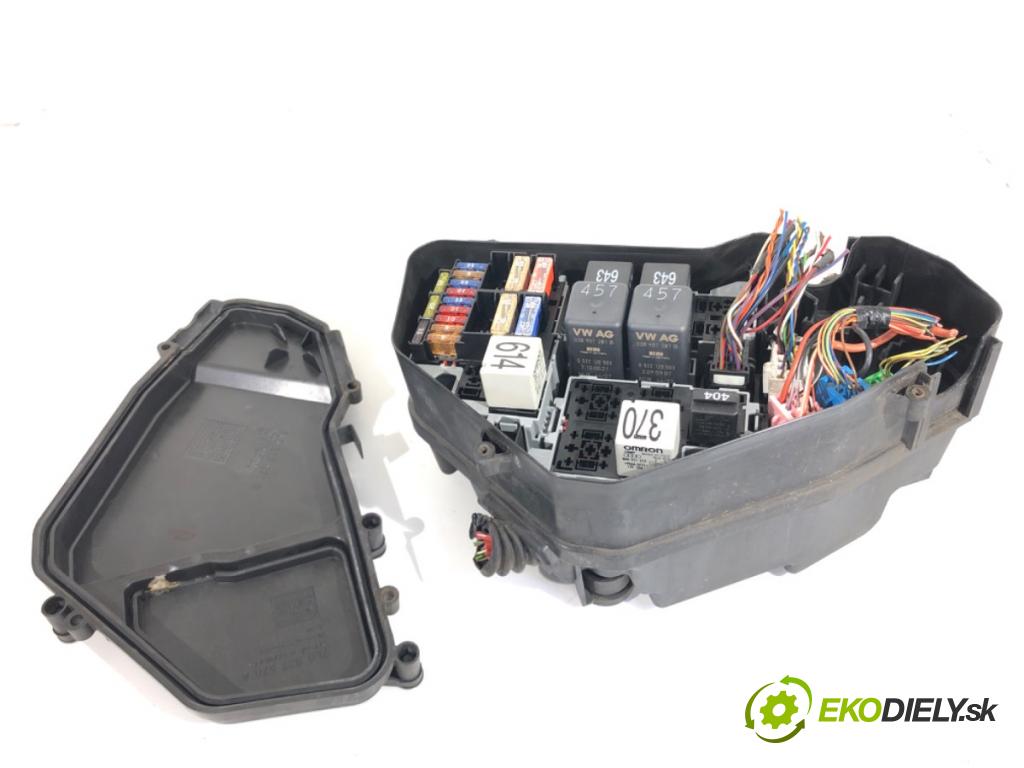 AUDI Q7 4L SUV 2008 240 kW 4.2 TDI quattro 4134 skříňka poistková 7L0937576B (Pojistkové skříňky)