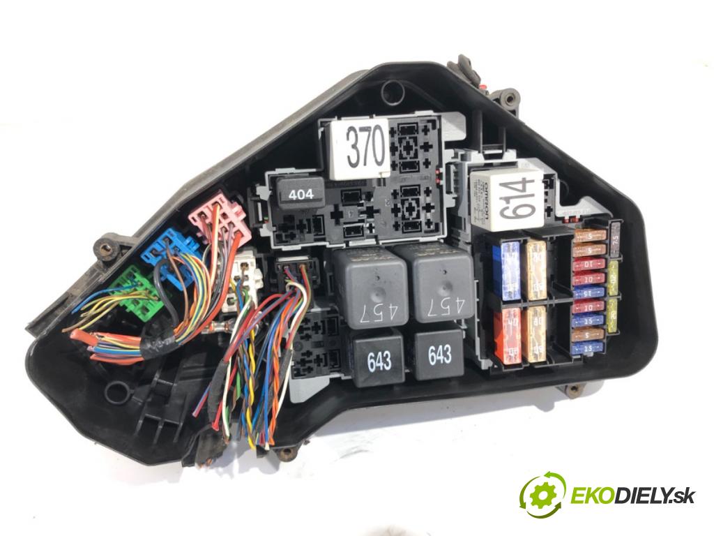 AUDI Q7 4L SUV 2008 240 kW 4.2 TDI quattro 4134 skříňka poistková 7L0937576B (Pojistkové skříňky)