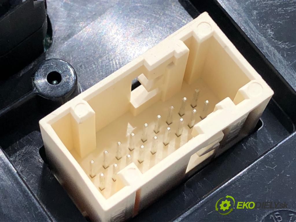 PEUGEOT 3008 SUV 2018 96 kW 1.5 BlueHDi 130 1499 Prístrojovka 9828150380 (Prístrojová doska)