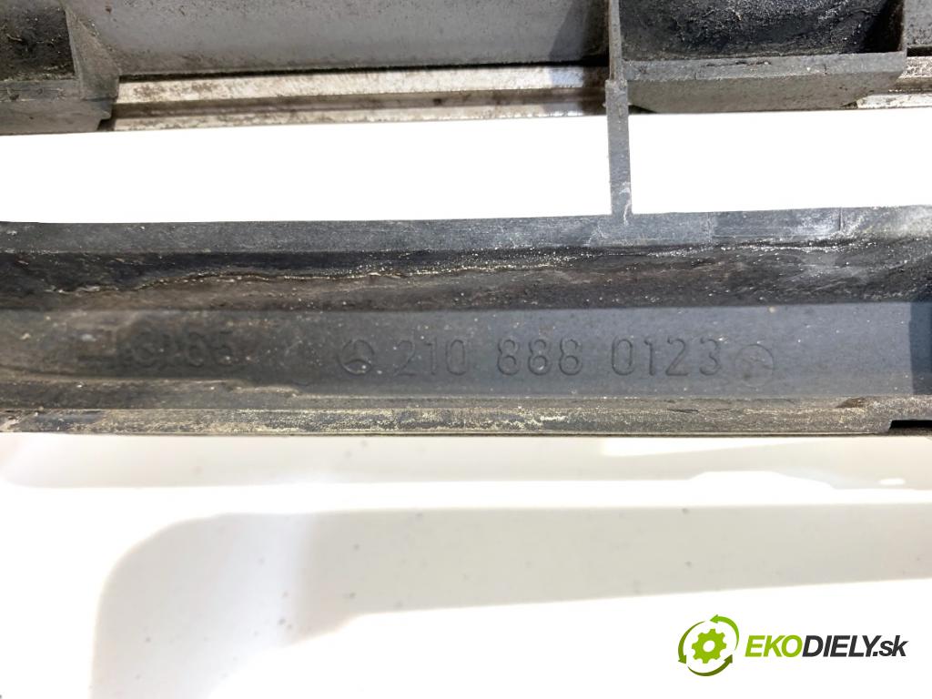 MERCEDES-BENZ W210 sedan 1996 95 kW E 290 Turbo-D (210.017) 2874 mřížka maska 2108880123 (Mřížky (masky) chladičů)