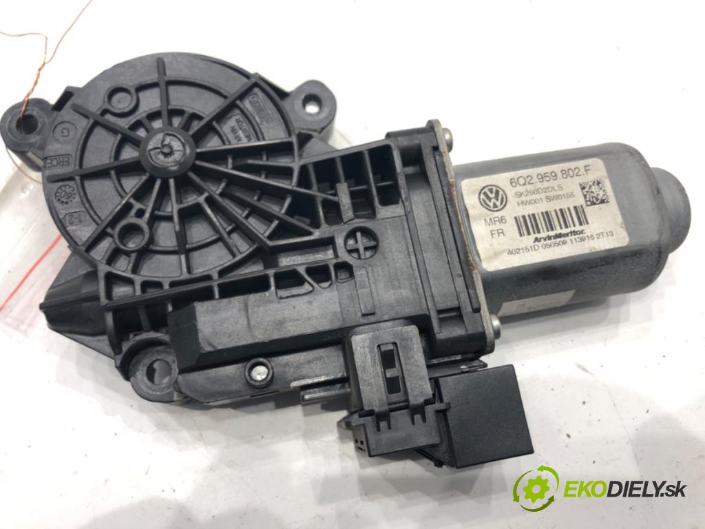 SKODA FABIA II Kombi 2009 59 kW 1.4 TDI 1422 motorek sťahovaní okna přední část levý 6Q2959802F (Ostatné)