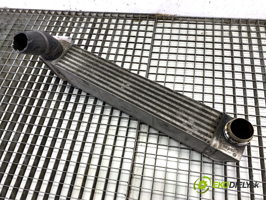 BMW E60 sedan 2005 130 kW 520 d 1995 intercooler 7795823 (Intercooler (chladič nasávaného vzduchu))
