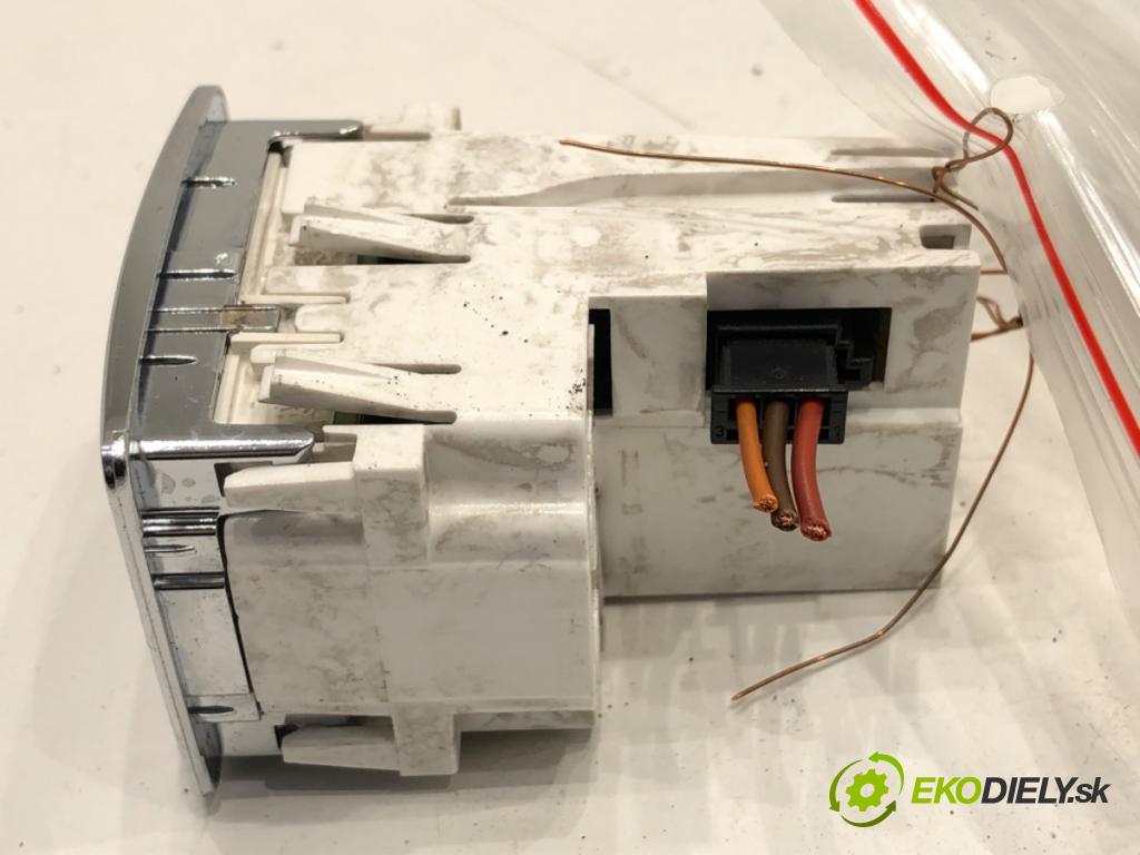 MERCEDES-BENZ W212 sedan 2013 150 kW E 250 CDI / BlueTEC 4-matic (212.082, 212.097) 2143 Displej A2188270270 (Prístrojová doska)