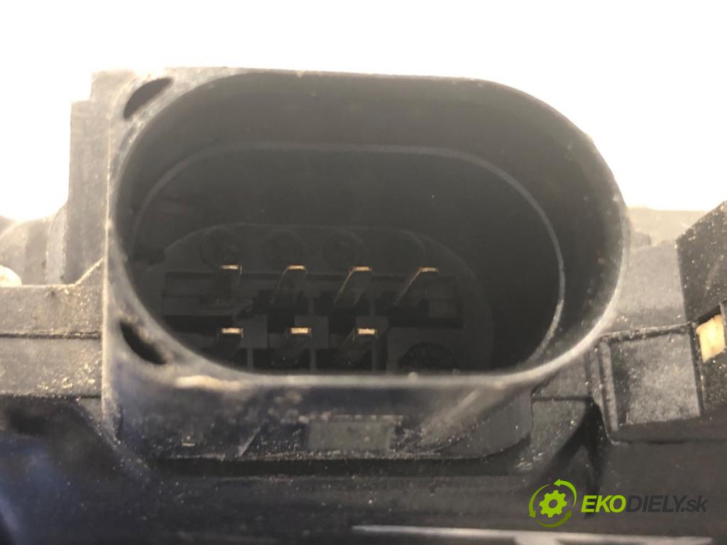 AUDI A4 B6 Kombi 2003 75 kW 1.6 1595 zámok dveře pravý přední část 8E1837016C