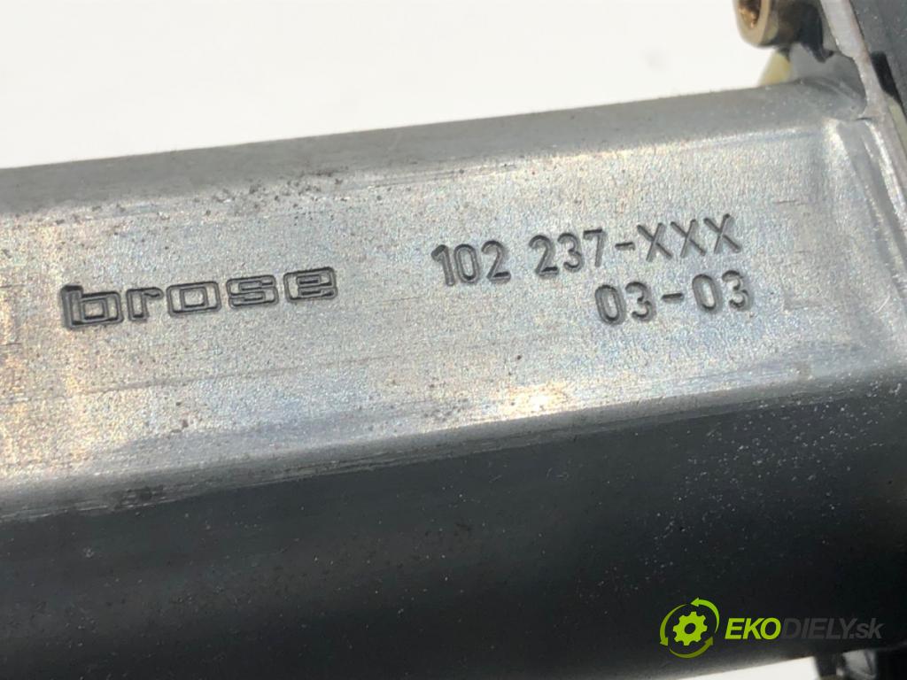 AUDI A4 B6 Kombi 2003 75 kW 1.6 1595 motorek sťahovaní okna přední část levý 8E1959801B (Ostatné)