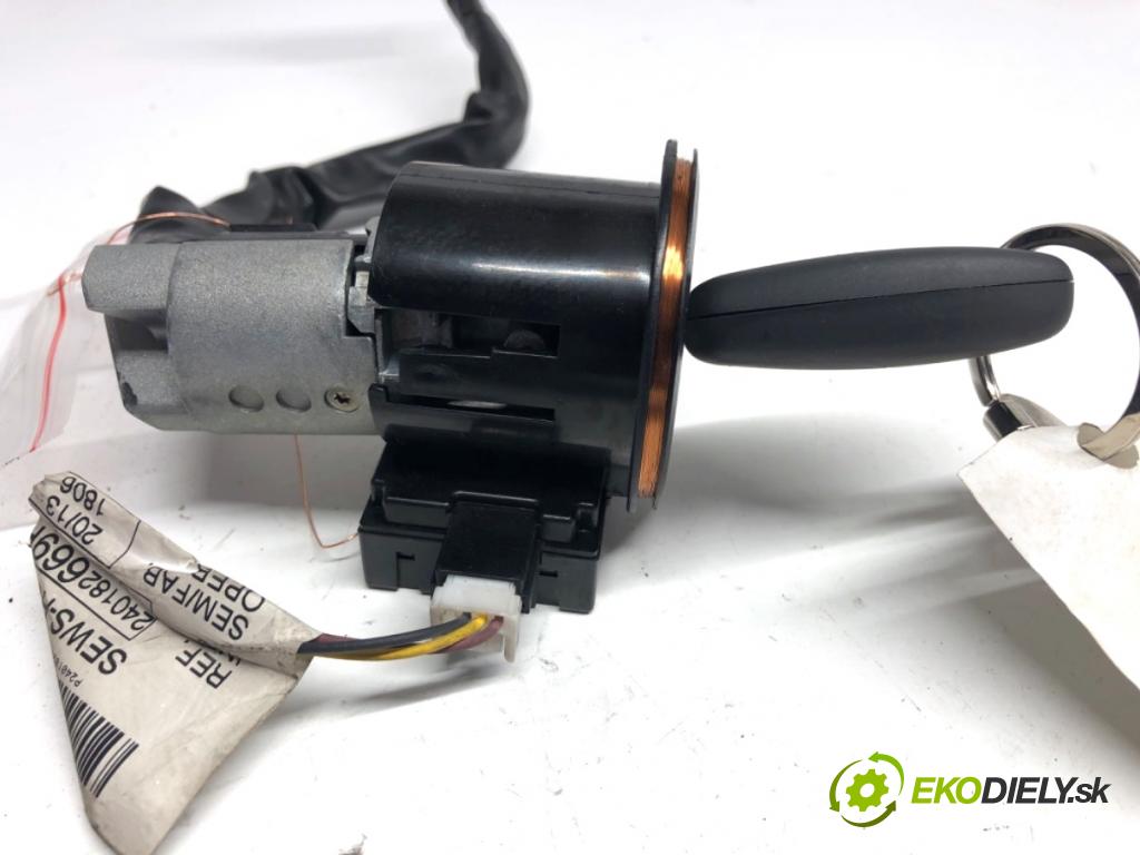 DACIA DUSTER SUV 2013 66 kW 1.5 dCi (HSAJ) 1461 spinačka 8200826300C (Spínacia skrinka)