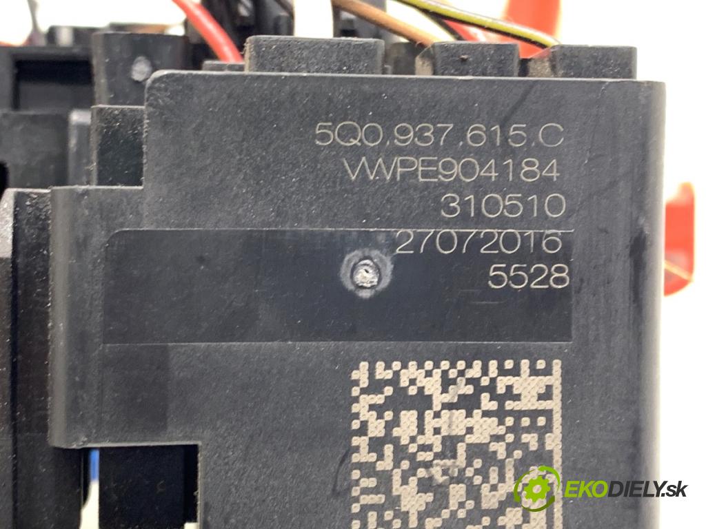 VW GOLF VII liftback 2016 81 kW 1.6 TDI 1598 skříňka poistková 5Q0937615C (Pojistkové skříňky)