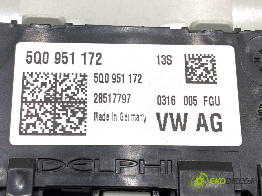 VW GOLF VII liftback 2016 81 kW 1.6 TDI 1598 Priehradka, kastlík na skla 5Q0951172