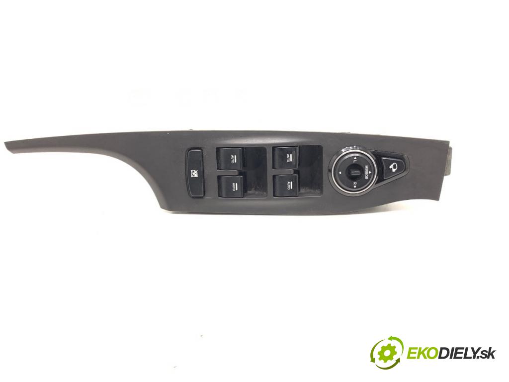 HYUNDAI i40 Kombi 2017 104 kW 1.7 CRDi 1685 Prepínač okien 93570-3Z000 (Prepínacie páčky pod volantom)