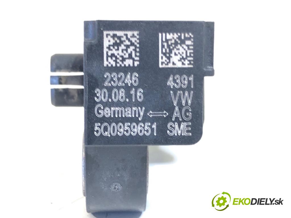 VW GOLF VII liftback 2016 81 kW 1.6 TDI 1598 Snímač nárazu 5Q0959651 (Snímač nárazu)