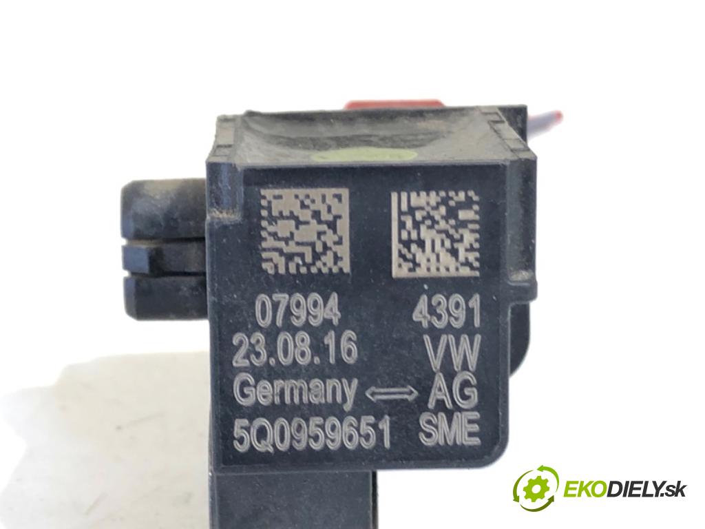 VW GOLF VII liftback 2016 81 kW 1.6 TDI 1598 Snímač nárazu 5Q0959651 (Snímač nárazu)
