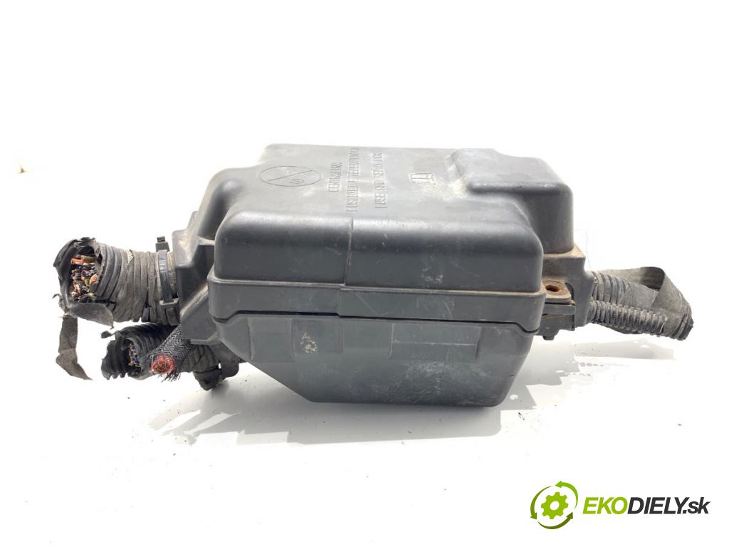 FIAT PUNTO EVO liftback 2012 51 kW 1.2 1242 skříňka poistková 735471684 (Pojistkové skříňky)