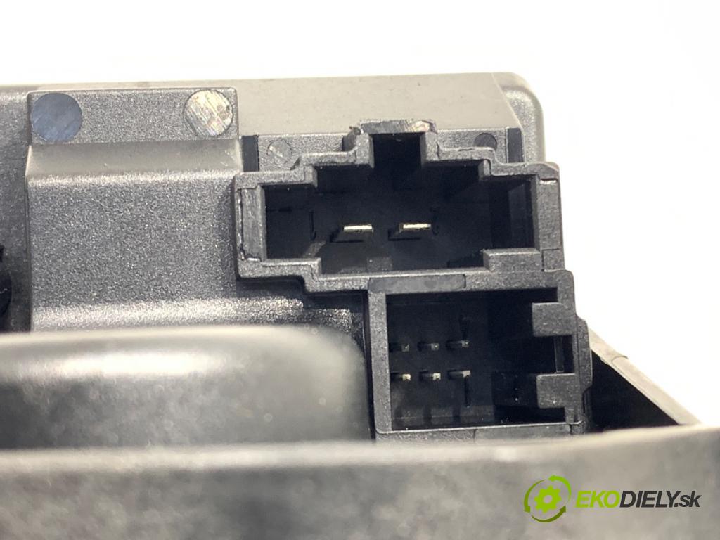 AUDI Q7 4L SUV 2015 200 kW 3.0 TFSI quattro 2995 spinačka 4F0909135L (Spínacia skrinka)