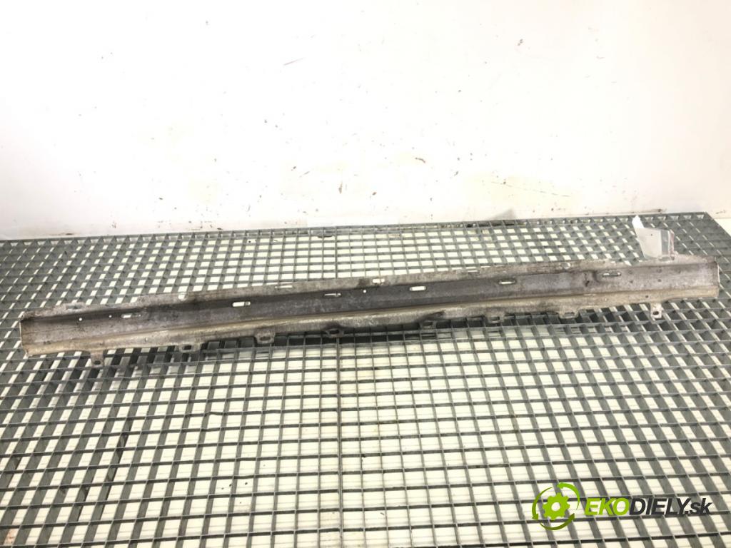 AUDI A4 B5 sedan 1999 74 kW 1.6 1595 výztuha nárazníka přední část  (Výztuhy přední)