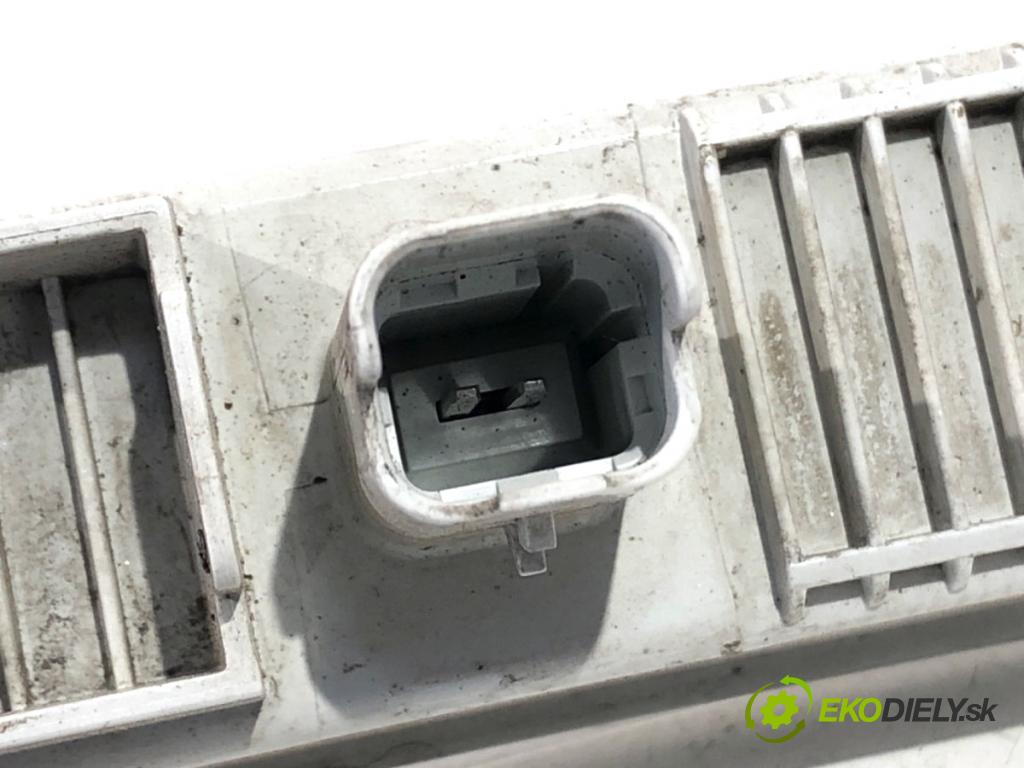 PEUGEOT 308 SW II Kombi 2016 81 kW 1.2 THP 110 1199 světlo DRL: levý přední část 9812662180