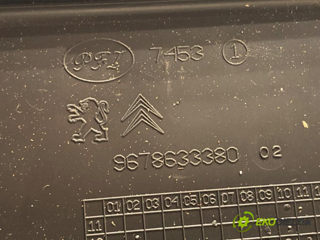 PEUGEOT 308 SW II Kombi 2016 81 kW 1.2 THP 110 1199 Skrinka poistková 9804848580 (Poistková skrinka)