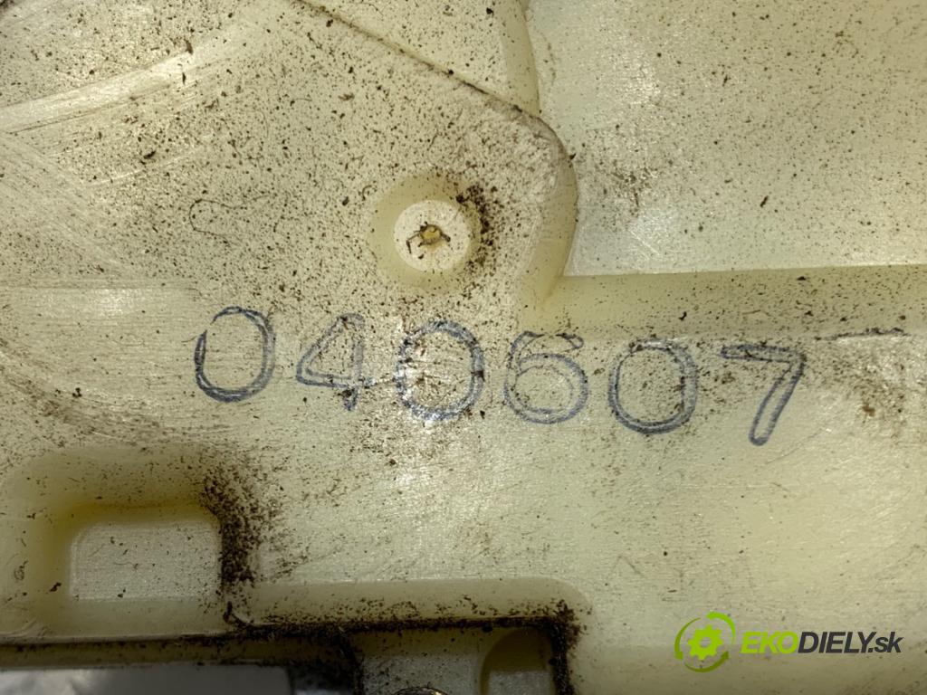 TOYOTA YARIS I liftback 2004 64 kW 1.3 (SCP12_, SCP13_) 1298 zámok dveře levý přední část