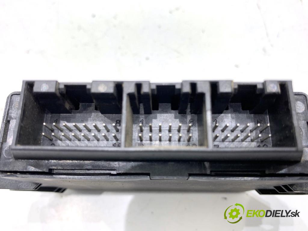 VOLVO V50 Kombi 2007 80 kW 1.6 D 1560 modul PDC 8673137 (Ostatní)