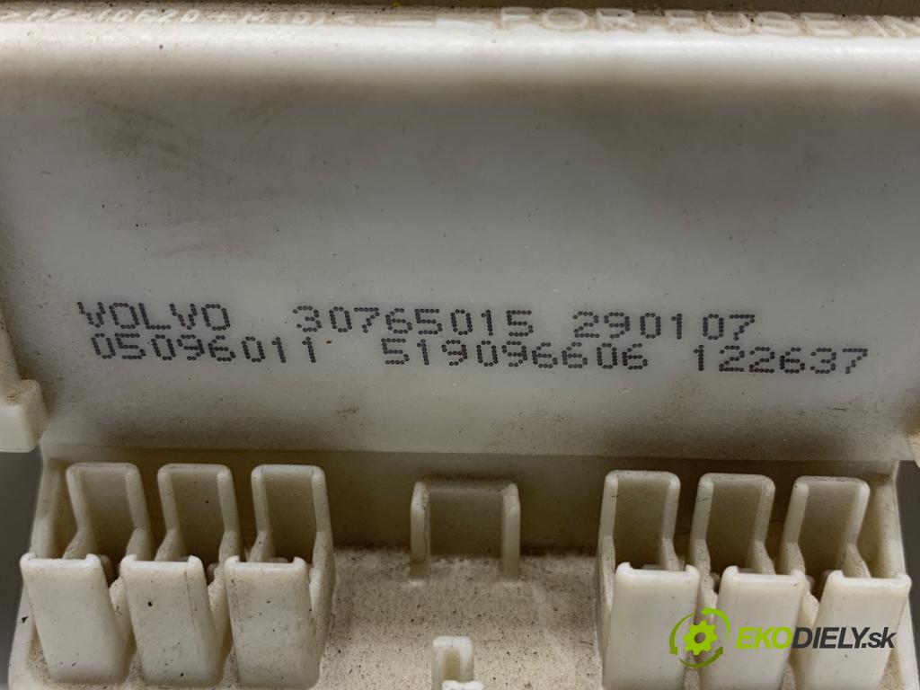 VOLVO V50 Kombi 2007 80 kW 1.6 D 1560 modul BSI 30765015 (Pojistkové skříňky)