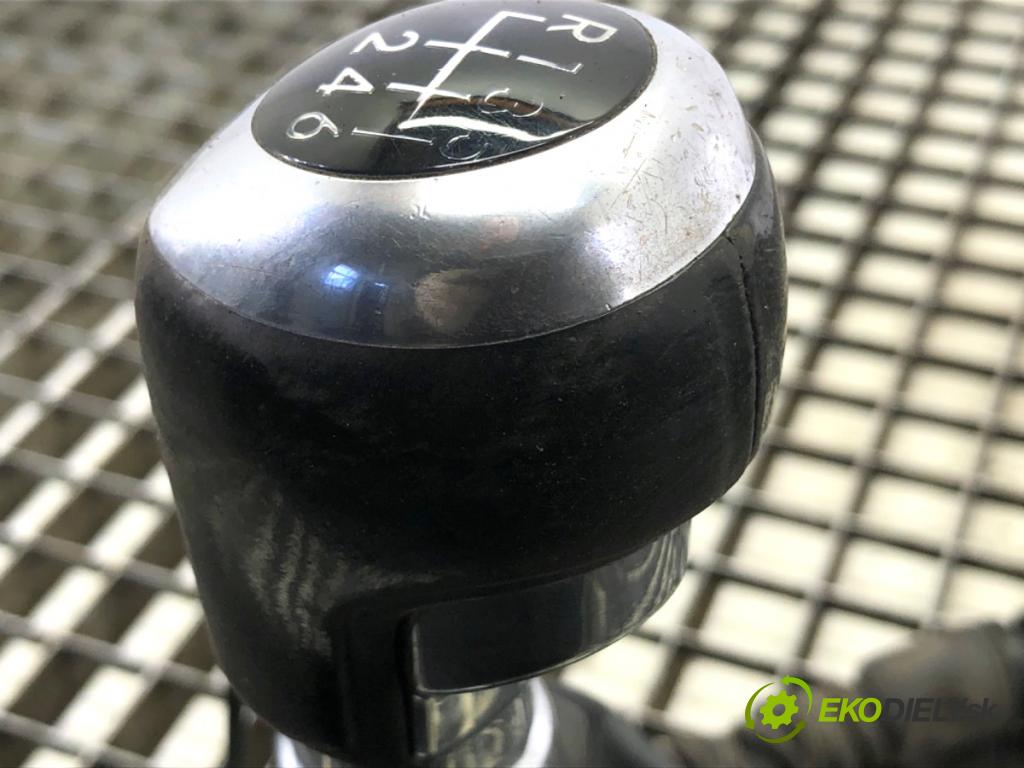 HYUNDAI i30 liftback 2015 81 kW 1.6 CRDi 1582 Kulisa  (Rýchlostná páka (kulisa))