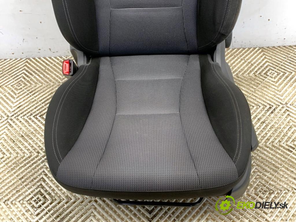 HYUNDAI i30 liftback 2015 81 kW 1.6 CRDi 1582 Sedadlo ľavy predný