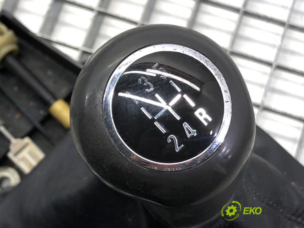 OPEL ASTRA H liftback 2004 74 kW 1.7 CDTI (L48) 1686 kulisa  (Rýchlostné páky / kulisy)