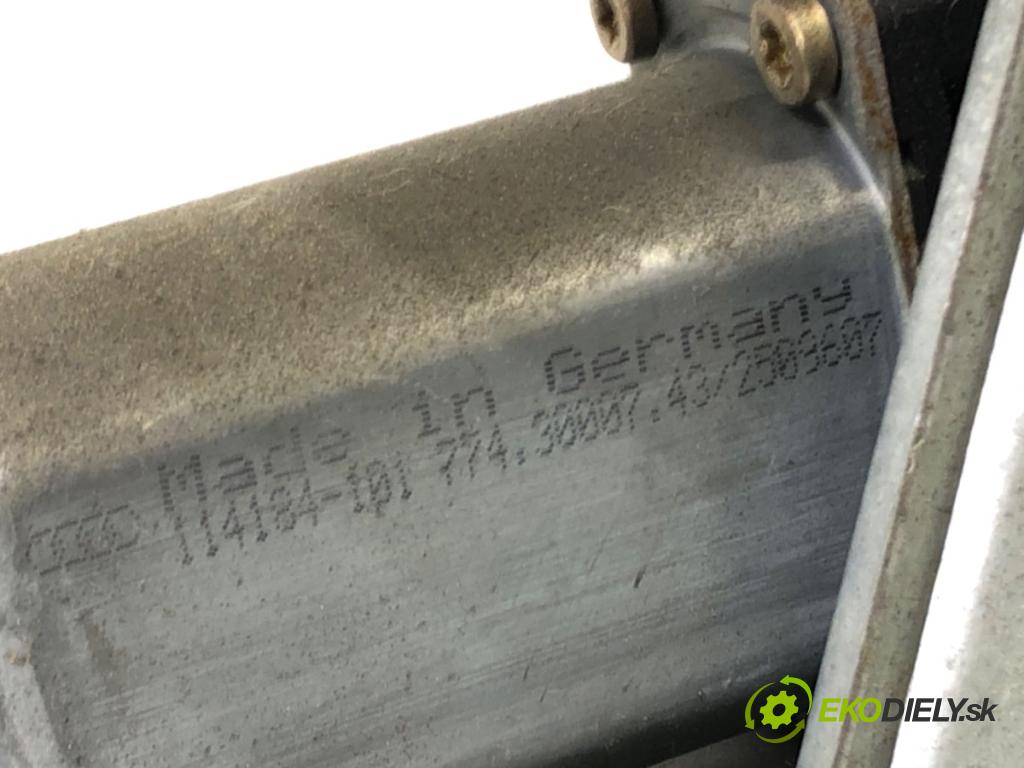 AUDI A4 B5 Kombi 1997 81 kW 1.9 TDI quattro 1896 mechanismus okna pravý přední část