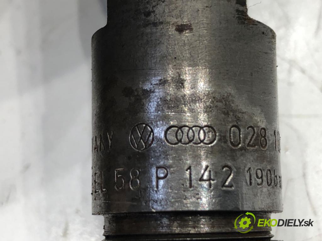 AUDI A4 B5 Kombi 1997 81 kW 1.9 TDI quattro 1896 vstrekovač 028130201S (Vstrekovač paliva)