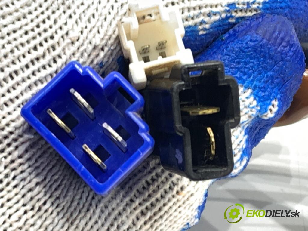 SUBARU IMPREZA II Kombi 2002 92 kW 2.0 AWD (GG9) 1994 spinačka 88215AE010 (Spínacia skrinka)