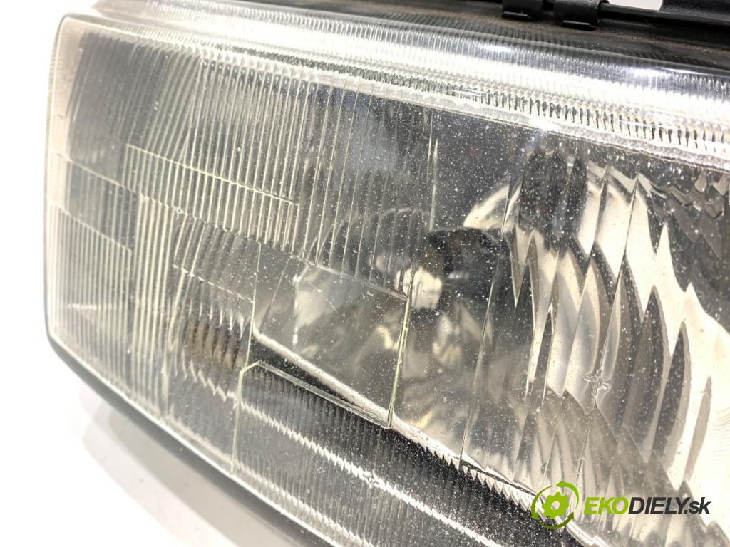AUDI A4 B5 sedan 1995 74 kW 1.6 1595 světlomet pravý přední část 0301094202