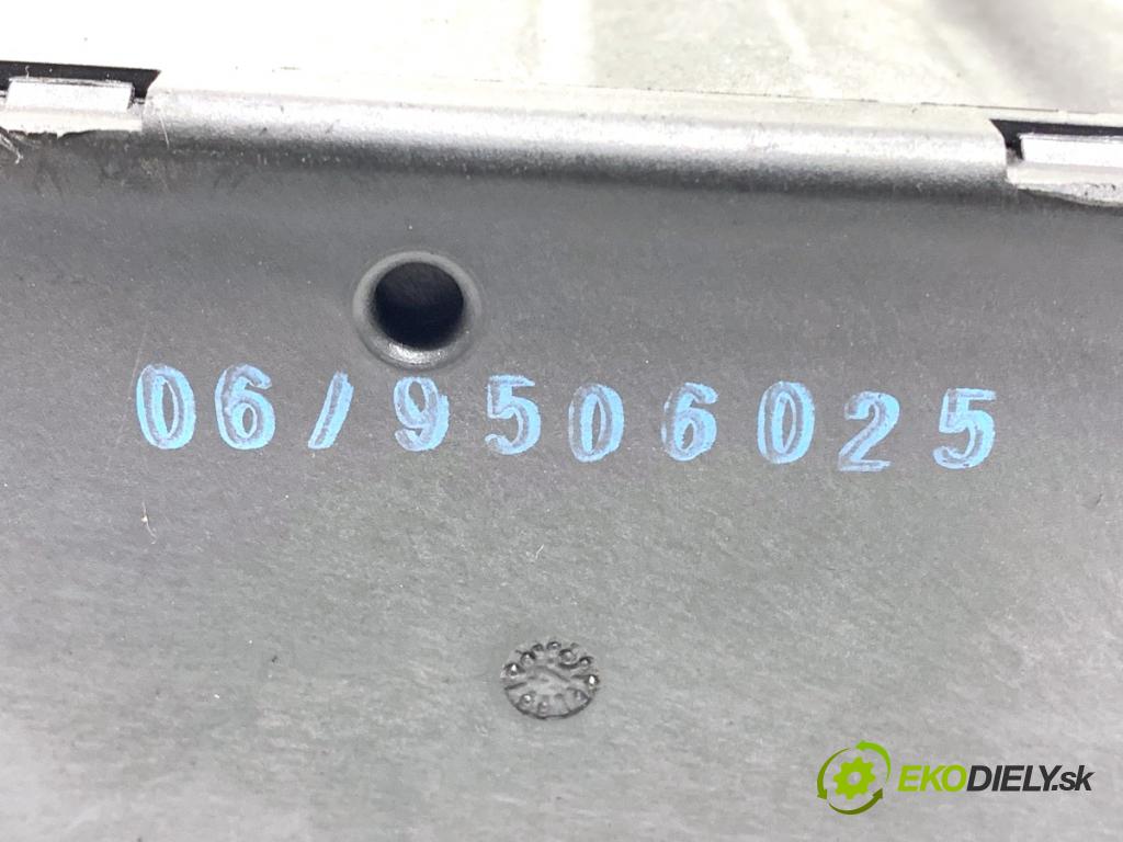 AUDI A4 B5 sedan 1995 74 kW 1.6 1595 pumpa centrálneho zámku 4A0862257A (Riadiaca jednotka centrálneho zámku)