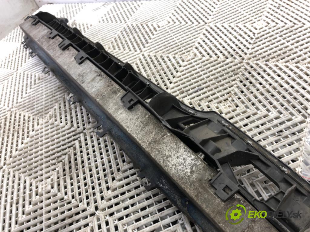 AUDI A4 B5 sedan 1995 74 kW 1.6 1595 výztuha nárazníka přední část  (Výztuhy přední)